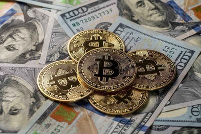 Strategy’s Unrealized Bitcoin Losses Total $14 Billion Amid Selloff. How to Play MSTR Stock Here.